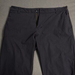 Lululemon Men’s Commission Pant Classic - Color black - Size 34